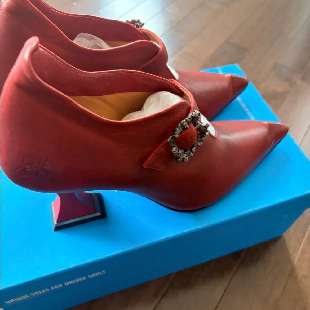 NWT John Fluevog Fantine  Pointed Mary Jane Heels with Decorative Skull Buckle - Picture 5 of 10